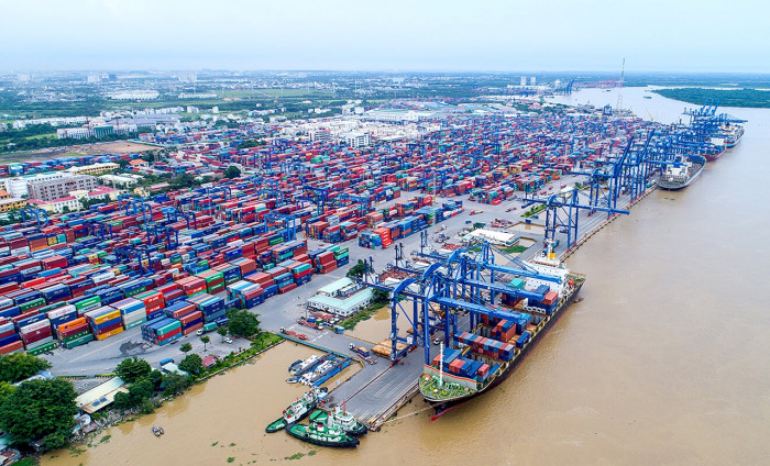 Một số nhà máy, xí nghiệp phải thu hẹp hoặc dừng sản xuất do giãn cách khiến lượng hàng nhập tồn ở cảng Cát Lái gia tăng Ảnh: Cat Lai Port